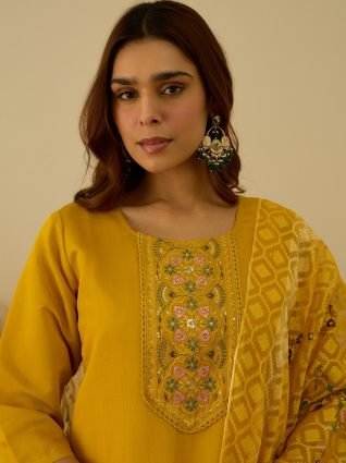 Women Kurta and Pant Dupatta Sets Silk Fabrics with Embroidery